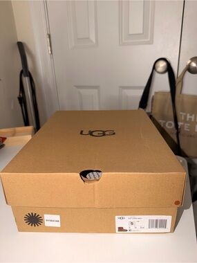 UGG Classic Mini II Chestnut Boots Kids Size 5Y Brand New in Box